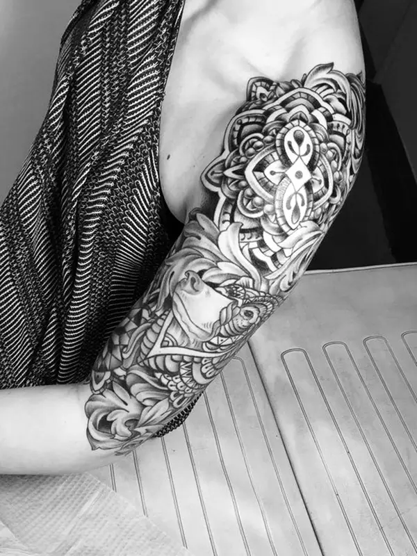 Black And Grey Tattoo Ideas For Girls (7)