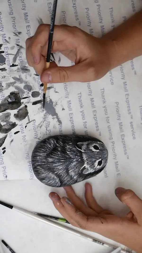 Painting Realistic Animals on Rock