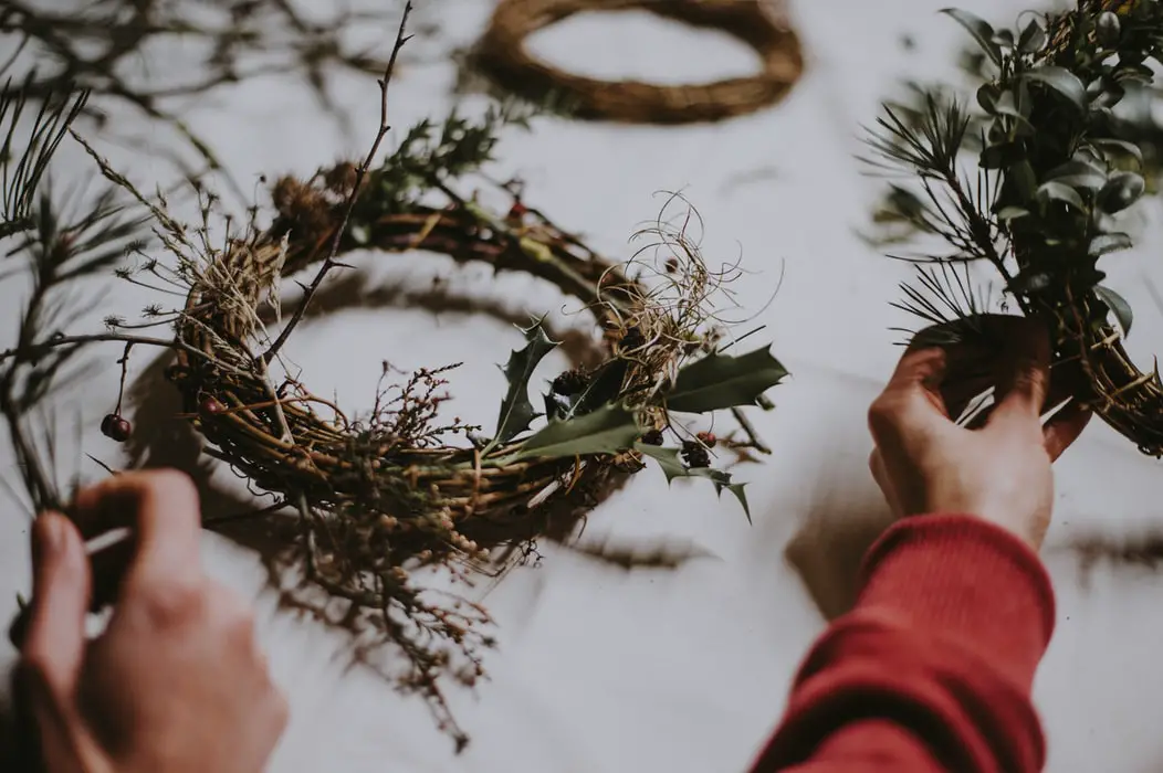 Making a rustic Christmas wreath