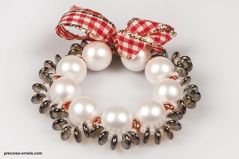 A pearl bracelet-themed Christmas wreath with a bow