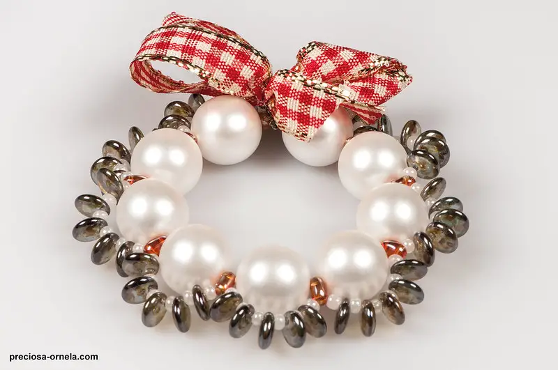 A pearl bracelet-themed Christmas wreath with a bow