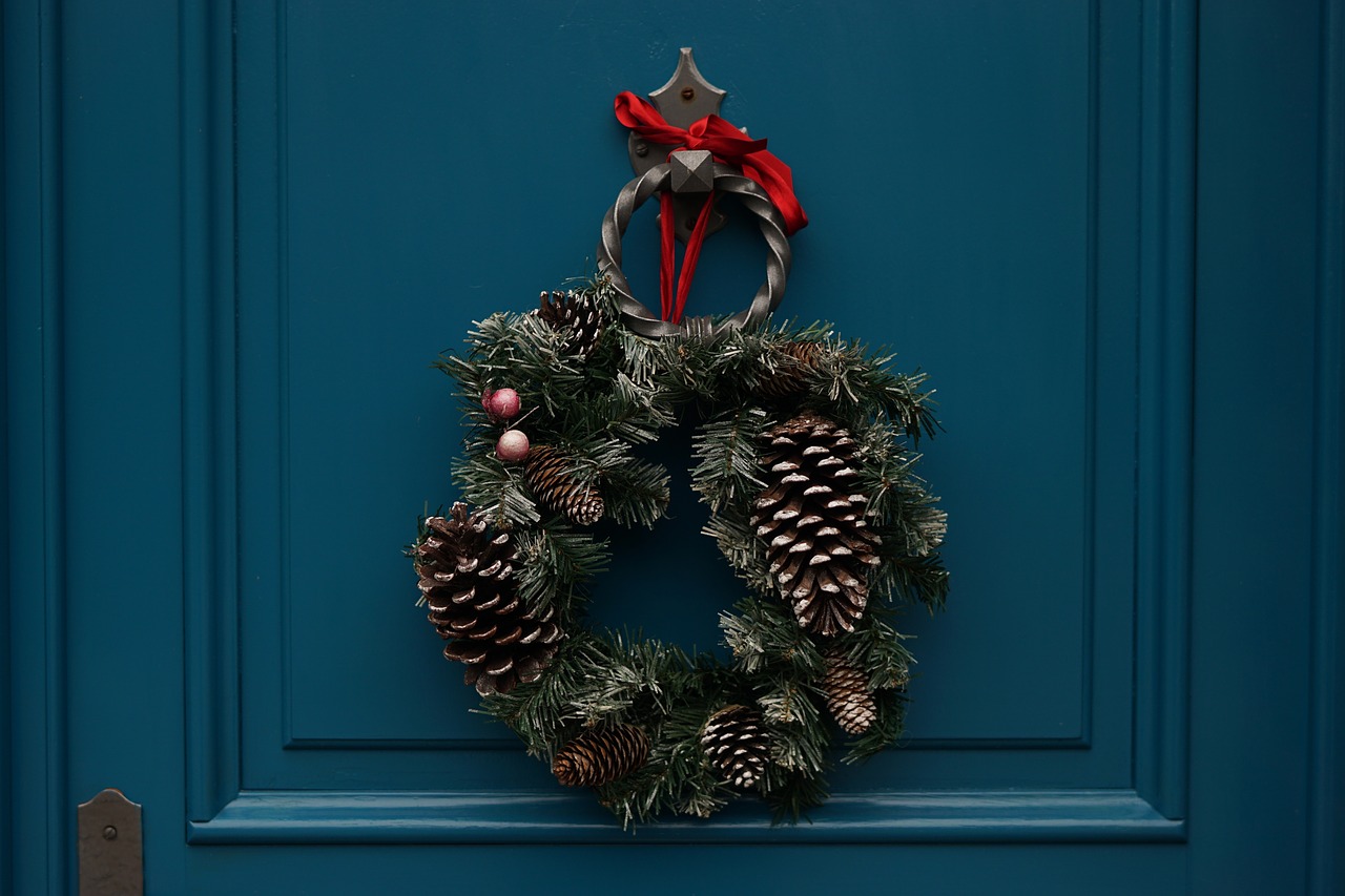 rustic christmas wreath with pinecones A rustic Christmas wreaths with silver pinecones